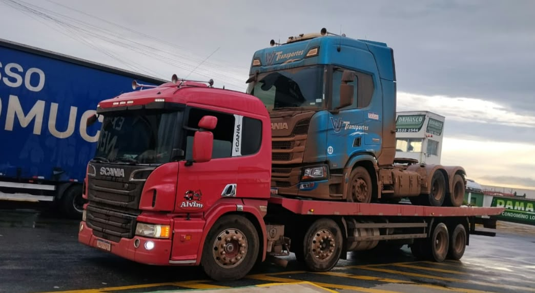 Scania vermelho da Alvim transportando Volkswagen branco