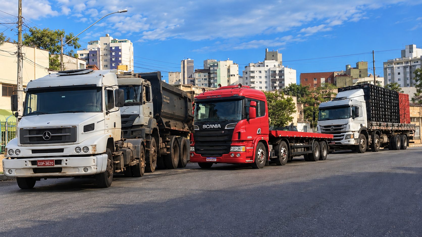 Frota Alvim: Scania vermelho da Alvim estacionado ao lado de outros caminhões
